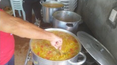 Foto da entrega de alimentos e sopas no SCS